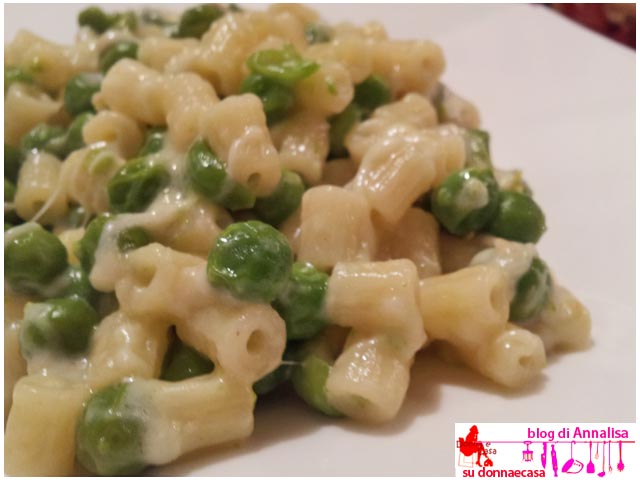 Small ridged pasta with peas and smoked cheese