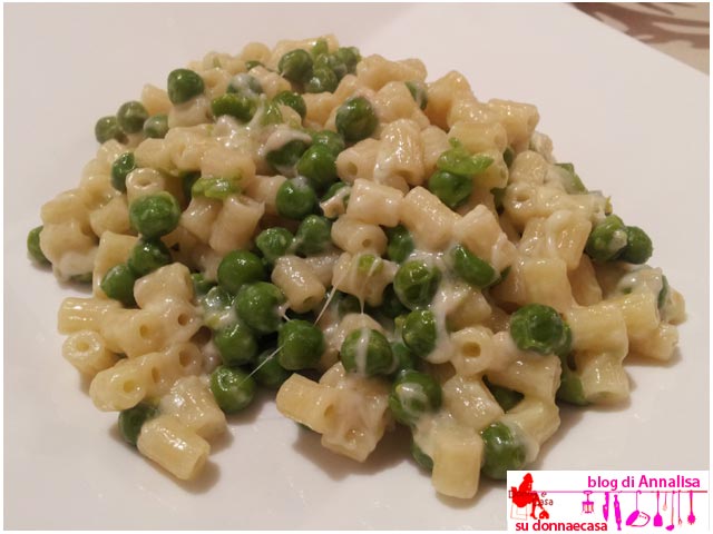 Small ridged pasta with peas and smoked cheese image 1