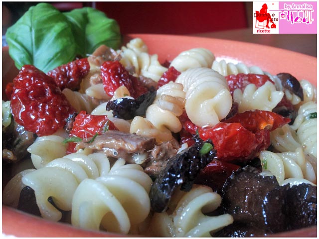 Pasta salad with sun-dried tomatoes