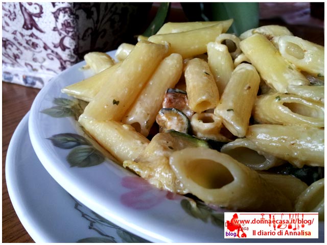 Pasta with cooking cream and zucchini