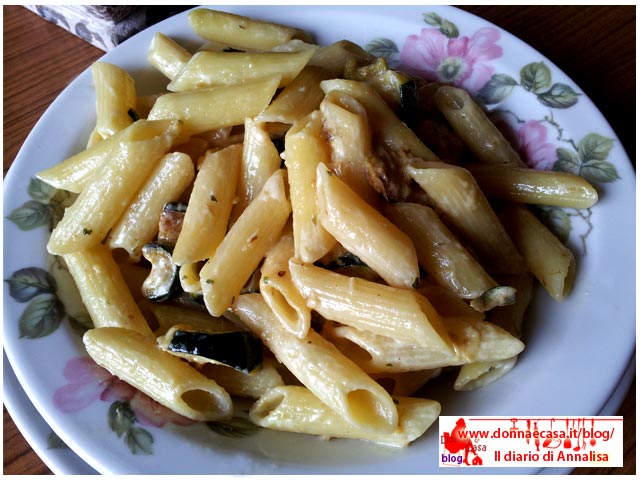 Pasta with cooking cream and zucchini image 1