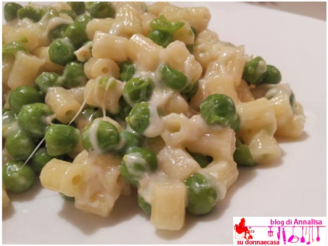 Small ridged pasta with peas and smoked cheese image 2