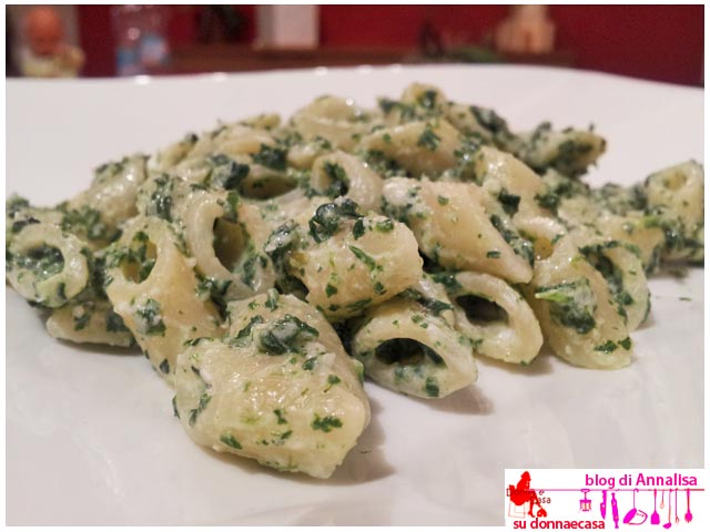 Short pasta with spinach and philadelphia