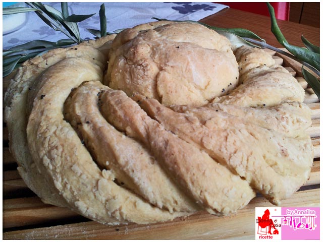 Centerpiece of semolina bread photo 5